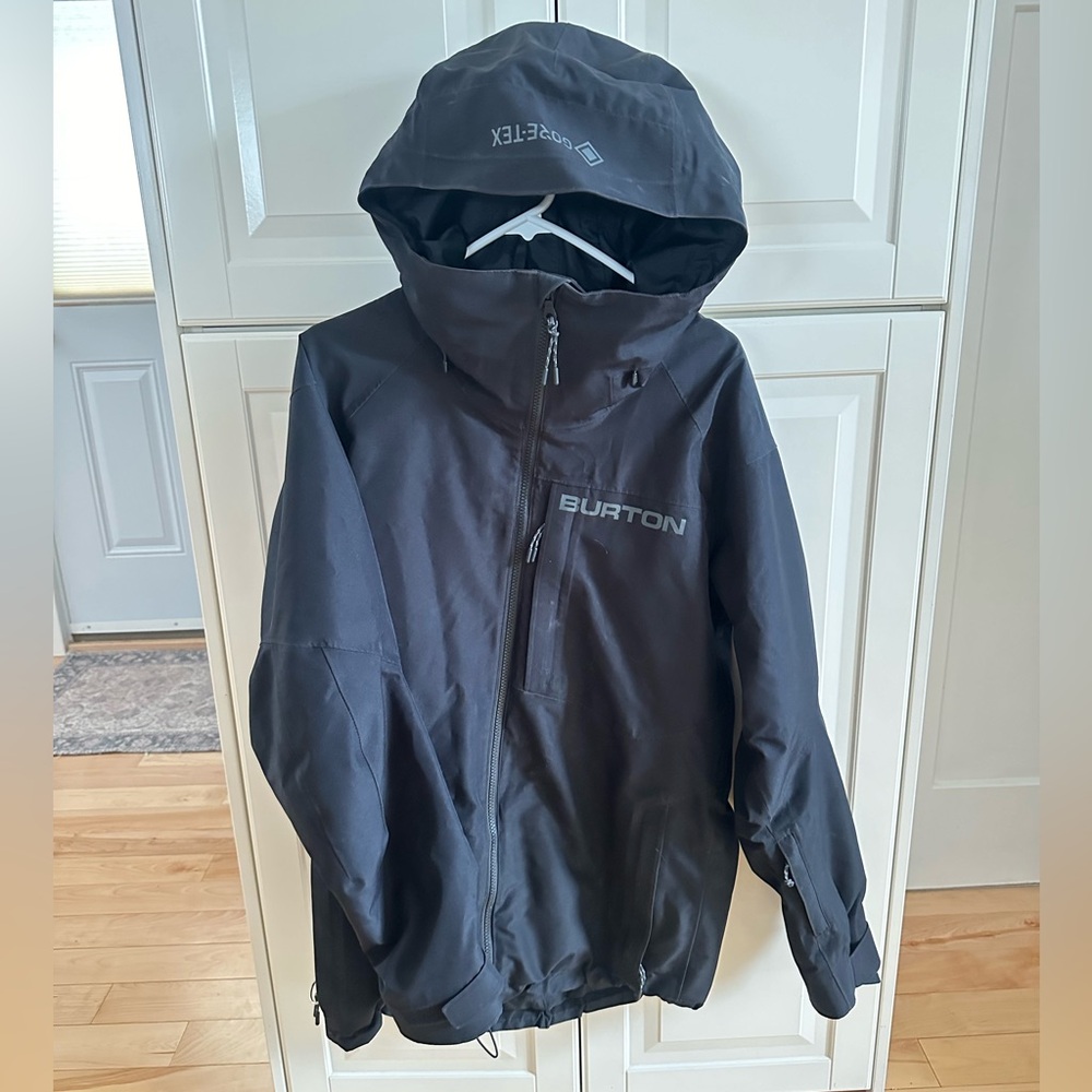 Men’s Burton Gortex snowboard Jacket. Size S. great condition.
